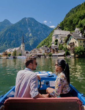 Hallstatt, Avusturya, Hallstatt Gölü 'ndeki Hallstatt Köyü' nde gün batımında Avusturya Alpleri Avusturya Avrupa 'sında tatil yapan bir çift kadın ve erkek.. 