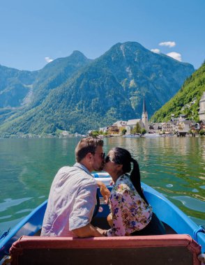 Hallstatt, Avusturya, Hallstatt Gölü 'ndeki Hallstatt Köyü' nde gün batımında Avusturya Alpleri Avusturya Avrupa 'sında tatil yapan bir çift kadın ve erkek.. 