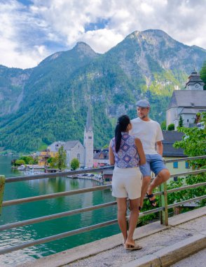 Avusturya 'nın Hallstatt şehrinde yaz günbatımında Avusturya Alpleri' nde Hallstatt Gölü 'ndeki Salzkammergut, Avusturya Hallstatt köyünde tatil yapan birkaç erkek ve kadın.