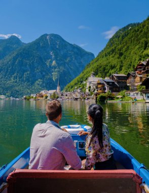 Avusturya, Salzkammergut, Avusturya 'da, Avusturya Alpleri' ndeki Hallstatt Gölü 'ndeki Hallstatt köyünde gün batımında Avusturya' da tatil yapan birkaç erkek ve kadın.. 