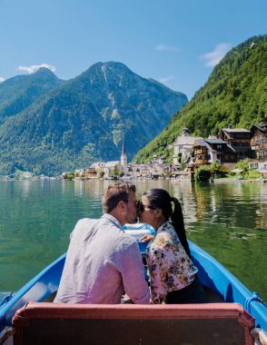 Hallstatt, Avusturya, Hallstatt Gölü 'ndeki Hallstatt Köyü' nde gün batımında Avusturya Alpleri Avusturya Avrupa 'sında tatil yapan bir çift kadın ve erkek.. 