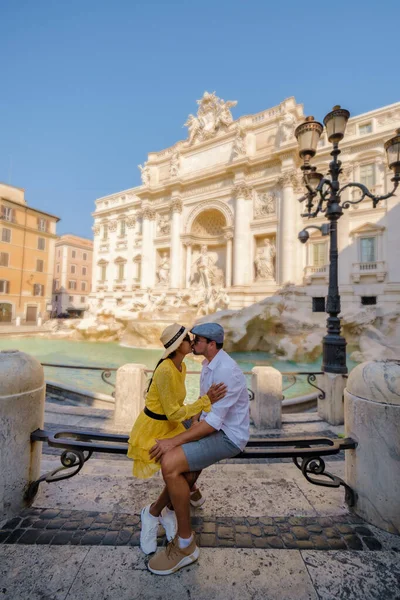 Hombres Mujeres Turistas Fontana Trevi Roma Italia Viaje Roma Pareja —  Fotos de Stock