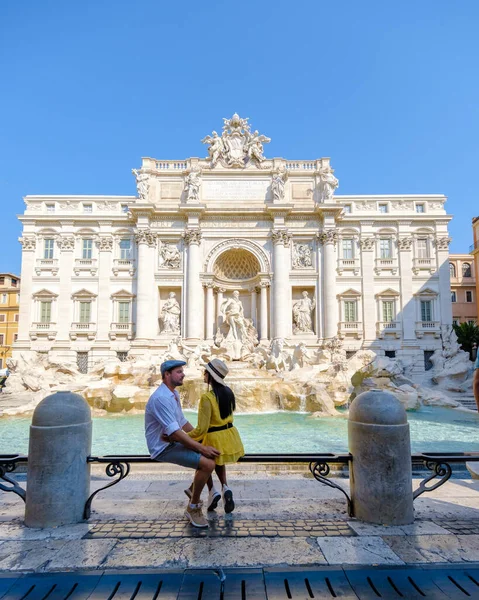 Hombres Mujeres Turistas Fontana Trevi Roma Italia Viaje Roma Pareja — Foto de Stock