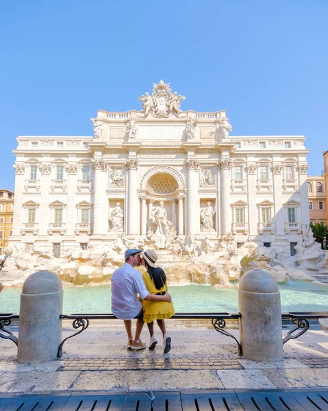 トレビの泉 ローマ イタリアの男性と女性の観光客 ローマの夏休みの間のローマでの都市旅行のローマのカップル — ストック写真
