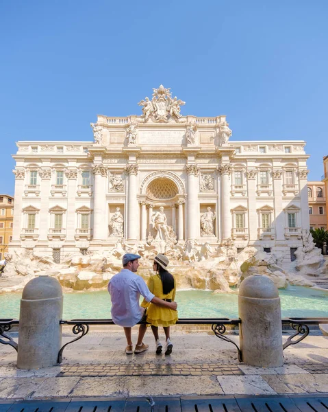 Touristen Trevi Brunnen Rom Italien Städtereise Rom Paar Auf Einer — Stockfoto