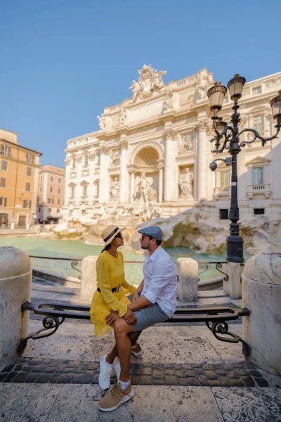 Hombres Mujeres Turistas Fontana Trevi Roma Italia Viaje Roma Pareja — Foto de Stock