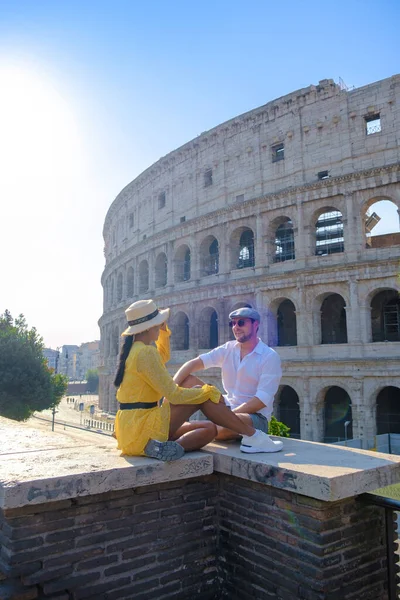 Unga Par Medelåldern Stadsresa Rom Italien Europa Colosseum Coliseum Byggnad — Stockfoto