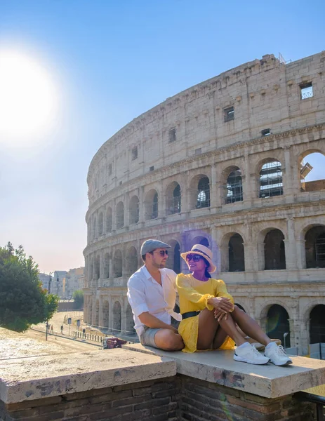 Молодая Пара Среднего Возраста Путешествии Риму Италия Европа Здание Колизея — стоковое фото