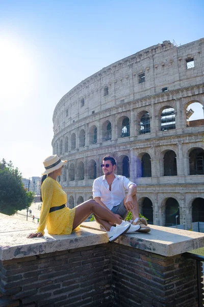 ローマでの都市旅行に若いカップル中世イタリアヨーロッパ ローマのコロッセオの建物 夏のイタリア — ストック写真