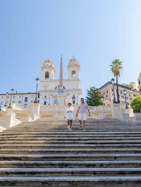 Мужчины Женщины Испанской Лестнице Риме Италия Знаменитое Место Является Прекрасным — стоковое фото