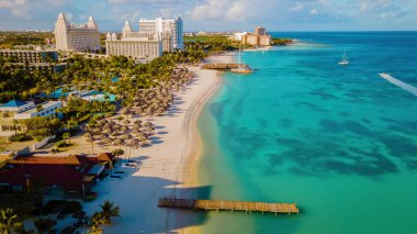 Palm Beach Aruba Karayipleri, Aruba Antilleri 'nde palmiye ağaçları olan uzun kumlu plaj.