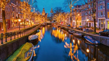 Amsterdam Hollanda 'da Aralık ayındaki Noel ışıkları, Amsterdam' ın kanal tarihi merkezi geceleri. Avrupa