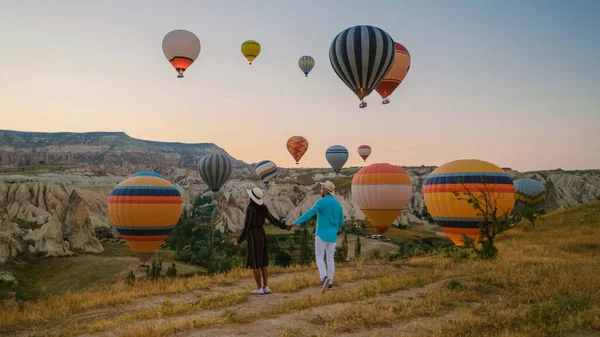 Кападокія Туреччина Щаслива Молода Пара Під Час Сходу Сонця Дивиться — стокове фото