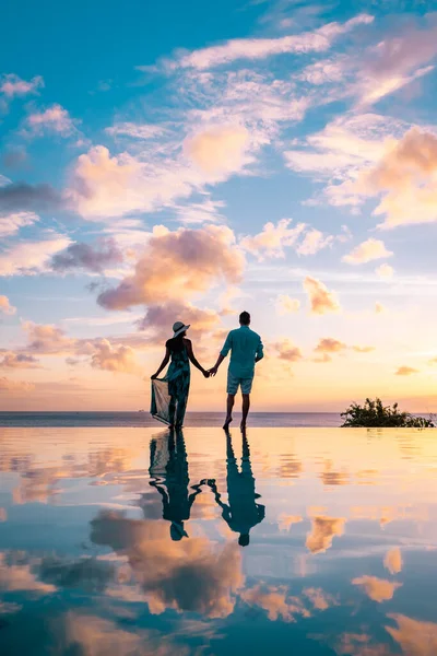 Lucia Tropikal Adasında Tatil Yapan Çift Gün Batımını Izleyen Erkek — Stok fotoğraf