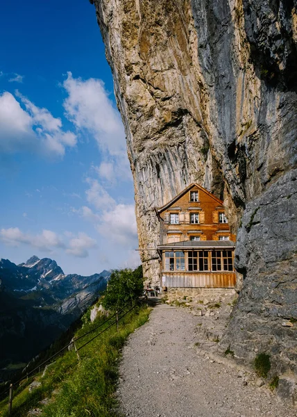 Alpy Szwajcarskie Restauracja Górska Pod Klifem Aescher Góry Ebenalp Regionie — Zdjęcie stockowe