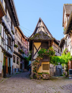 Colmar Fransa Temmuz 2021, Colmar 'ın güzel romantik şehir manzarası, Colmar, Alsace bölgesi, Fransa' nın güzel kanalları Le Petit Venedik