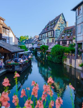 Colmar Fransa Temmuz 2021, Colmar 'ın güzel romantik şehir manzarası, Colmar, Alsace bölgesi, Fransa' nın güzel kanalları Le Petit Venedik