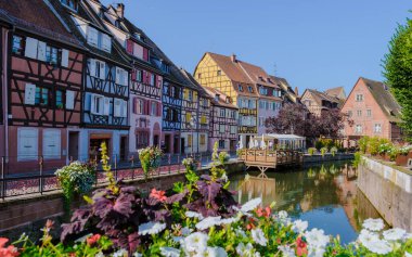 Colmar Fransa Temmuz 2021, Colmar 'ın rengarenk romantik şehri, Colmar tarihi şehri, Alsace bölgesi, Fransa yaz boyunca Le Petit Venedik adı verilen güzel kanallar.