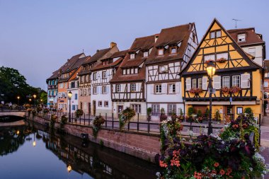 Colmar Fransa Temmuz 2021, Colmar 'ın güzel romantik şehir manzarası, Colmar, Alsace bölgesi, Fransa' nın güzel kanalları Le Petit Venedik