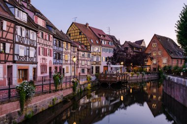 Colmar Fransa Temmuz 2021, Colmar 'ın güzel romantik şehir manzarası, Colmar, Alsace bölgesi, Fransa' nın güzel kanalları Le Petit Venedik