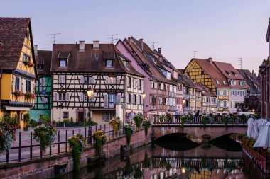 Colmar Fransa Temmuz 2021, Colmar 'ın güzel romantik şehir manzarası, Colmar, Alsace bölgesi, Fransa' nın güzel kanalları Le Petit Venedik