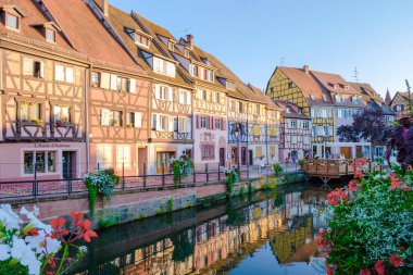 Colmar Fransa Temmuz 2021, Colmar 'ın rengarenk romantik şehri, Colmar tarihi şehri, Alsace bölgesi, Fransa yaz boyunca Le Petit Venedik adı verilen güzel kanallar.