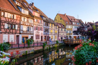 Colmar Fransa Temmuz 2021, Colmar 'ın rengarenk romantik şehri, Colmar tarihi şehri, Alsace bölgesi, Fransa yaz boyunca Le Petit Venedik adı verilen güzel kanallar.