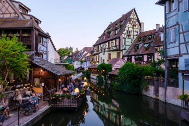 Colmar Fransa Temmuz 2021, Colmar 'ın güzel romantik şehir manzarası, Colmar, Alsace bölgesi, Fransa' nın güzel kanalları Le Petit Venedik