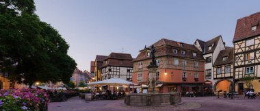 Colmar Fransa Temmuz 2021, Colmar 'ın güzel romantik şehir manzarası, Colmar, Alsace bölgesi, Fransa' nın güzel kanalları Le Petit Venedik