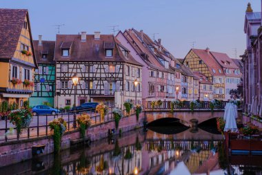 Colmar France Akşamları renkli romantik şehir Colmar 'ın güzel manzarası, Fransa' nın Alsace bölgesindeki tarihi Colmar kasabası, yazın Le Petit Venedik adı verilen güzel kanalları
