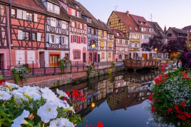 Colmar France Akşamları renkli romantik şehir Colmar 'ın güzel manzarası