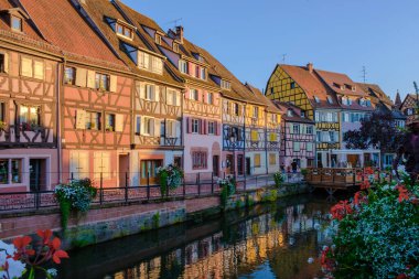Colmar France Akşamları renkli romantik şehir Colmar 'ın güzel manzarası, Fransa' nın Alsace bölgesindeki tarihi Colmar kasabası, yazın Le Petit Venedik adı verilen güzel kanalları