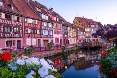 Colmar France Akşamları renkli romantik şehir Colmar 'ın güzel manzarası, Fransa' nın Alsace bölgesindeki tarihi Colmar kasabası, yazın Le Petit Venedik adı verilen güzel kanalları