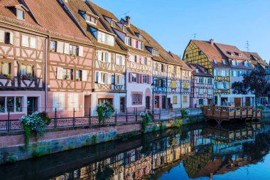 Colmar France Akşamları renkli romantik şehir Colmar 'ın güzel manzarası, Fransa' nın Alsace bölgesindeki tarihi Colmar kasabası, yazın Le Petit Venedik adı verilen güzel kanalları