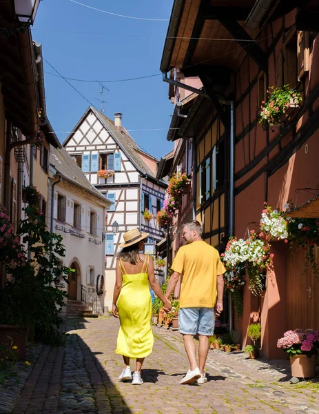 Par Hombres Mujeres Vacaciones Eguisheim Francia Hermosa Vista Colorida Ciudad — Foto de Stock