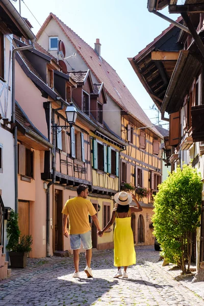 Par Hombres Mujeres Vacaciones Eguisheim Francia Hermosa Vista Colorida Ciudad —  Fotos de Stock