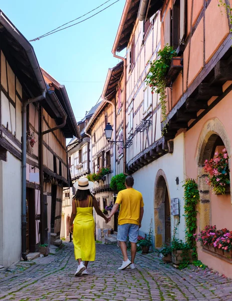 Par Hombres Mujeres Vacaciones Eguisheim Francia Hermosa Vista Colorida Ciudad — Foto de Stock