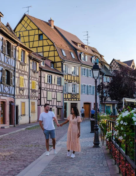 Par Hombres Mujeres Vacaciones Romántica Ciudad Colmar Francia Alsacia Durante — Foto de Stock