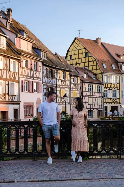 Par Hombres Mujeres Vacaciones Romántica Ciudad Colmar Francia Alsacia Durante —  Fotos de Stock