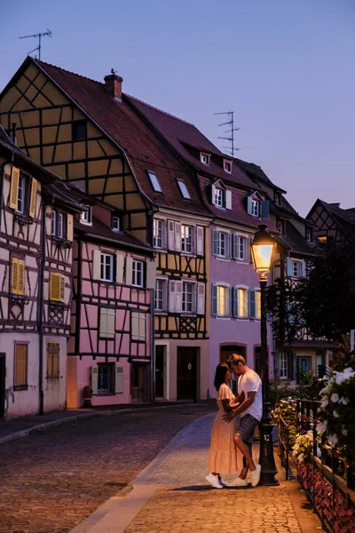 Pareja Hombres Mujeres Abrazándose Calle Colmar Francia Hermosa Vista Colorida — Foto de Stock