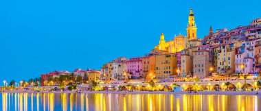 Menton 'un eski kısmı, Provence-Alpes-Cote d' Azur, Fransa 'nın yaz akşamları Avrupa' sı. Menton Fransız Rivieraa