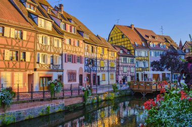 Colmar France Akşamları renkli romantik şehir Colmar 'ın güzel manzarası, Fransa' nın Alsace bölgesindeki tarihi Colmar kasabası, yazın Le Petit Venedik adı verilen güzel kanalları