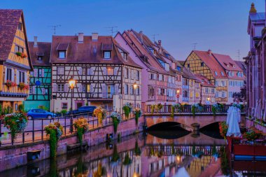 Colmar France Akşamları renkli romantik şehir Colmar 'ın güzel manzarası, Fransa' nın Alsace bölgesindeki tarihi Colmar kasabası, yazın Le Petit Venedik adı verilen güzel kanalları