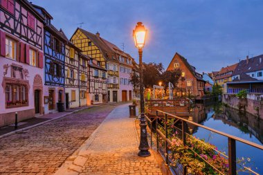 Colmar, Alsace, Fransa Temmuz 2021. Petite Venedik, su kanalı, ve geleneksel yarı ahşap evler. Colmar Fransa 'nın Alsace şehrinde hoş bir kasabadır. Renkli romantik şehir Colmar 'ın güzel manzarası.