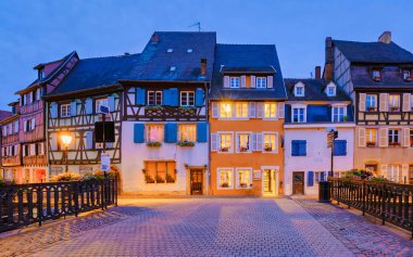 Colmar, Alsace, Fransa. Petite Venedik, su kanalı, ve geleneksel yarı ahşap evler. Colmar Fransa 'nın Alsace şehrinde hoş bir kasabadır. Renkli romantik şehir Colmar 'ın güzel manzarası.