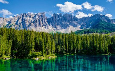 İtalya 'da Dolomites, Carezza Gölü, Lago di Carezza, Karersee, Latemar Dağı, Bolzano Güney Tyrol, İtalya. Arka planda Carezza Gölü, Karersee ve Dolomitlerin manzarası.