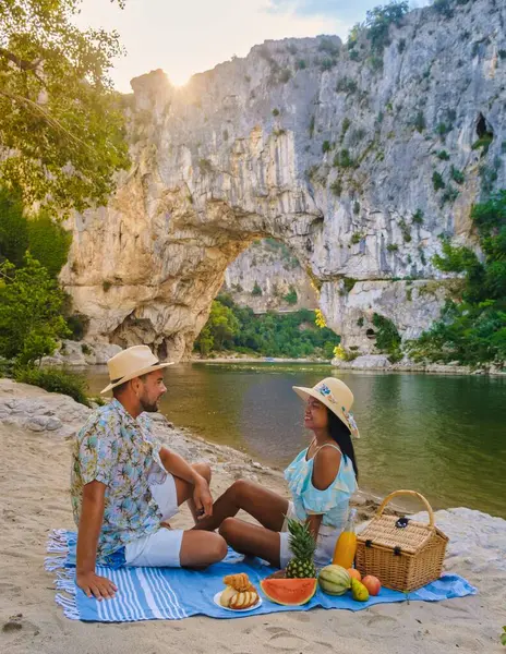 在法国Ardeche Pont Arc的Ardeche度假海滩野餐的夫妇 可以看到法国Ardeche峡谷Vallon Pont Arc的自然拱顶 — 图库照片