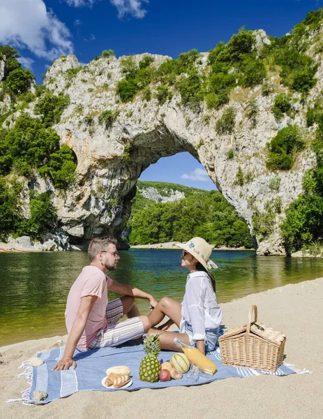 Koppel Picknicken Het Strand Vakantie Ardeche France Pont Arc Ardeche — Stockfoto