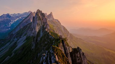 Schaeffler dağ sırtı İsviçre Alpstein, Appenzell İsviçre, Berggasthaus Schafler, İsviçre 'nin görkemli Schaeffler zirvesi.. 