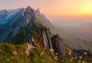 Schaeffler dağ sırtı İsviçre Alpstein, Appenzell İsviçre, Berggasthaus Schafler, İsviçre 'nin görkemli Schaeffler zirvesi.. 